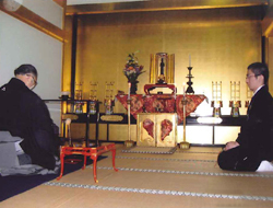 按針念持仏観音に献茶をする鎮信流宗家 松浦 章氏