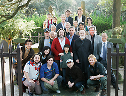 供養塔前で、役者さん全員と「按針の会」会員で記念写真