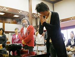 ３人それぞれに三浦按針を想いお焼香